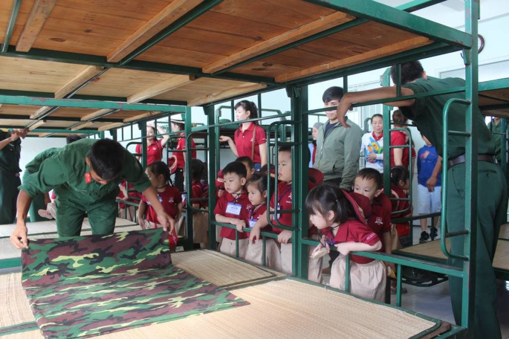 Mầm non iSchool Ninh Thuận: Bé và Chú bộ đội