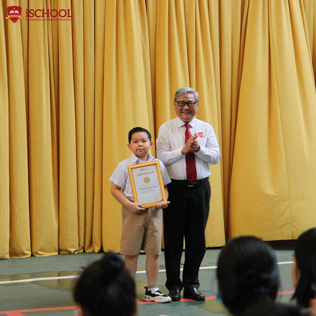 iSchool Nha Trang: Sôi nổi Lễ Chào cờ đầu tuần