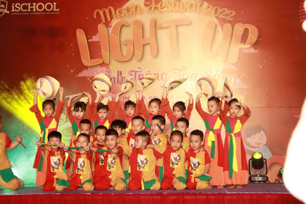 Học sinh iSchool Hà Tĩnh hào hứng với đêm hội trăng rằm