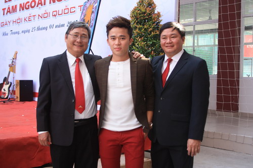 Cựu học sinh iSchool Phạm Hồng Minh giành kỷ lục “Họa sĩ vẽ tranh trình diễn đầu tiên Việt Nam”