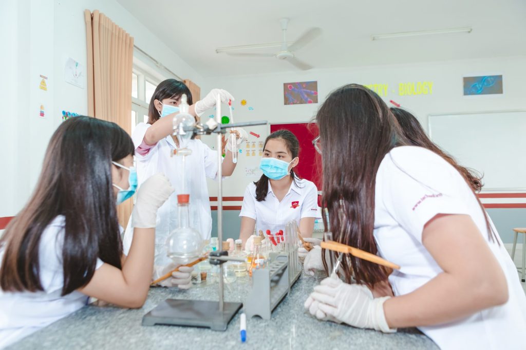 Giáo dục STEM ở tiểu học là gì? Các hình thức ứng dụng mô hình giáo dục STEM ở tiểu học