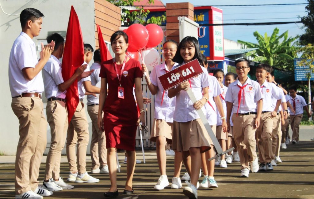 Làm kính tiềm vọng quan sát các vật ngoài trời cùng iSers lớp 11