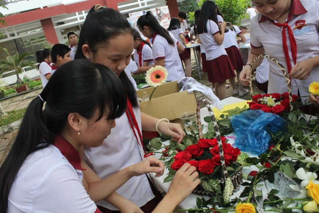 Học sinh iSchool Long An khéo léo và sáng tạo trong Hội thi cắm hoa làm thiệp 20-11
