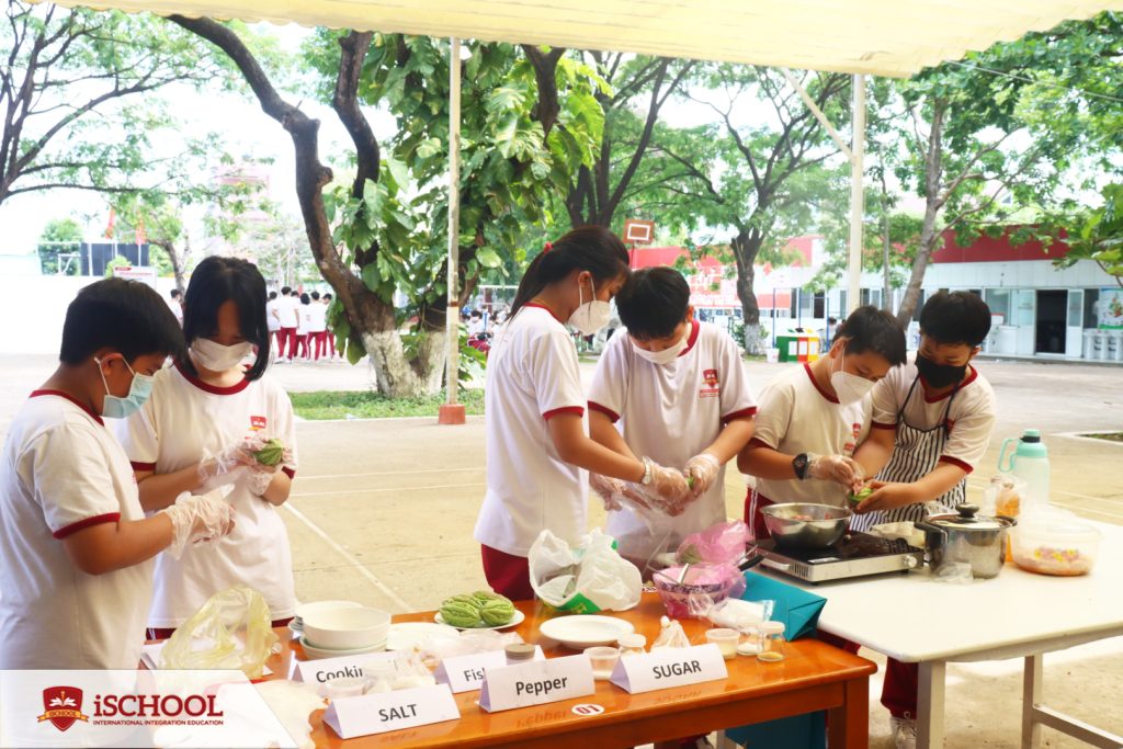 Học sinh trổ tài làm “đầu bếp nhí” trong hoạt động ngoại khóa “iSers Long An với ẩm thực cổ truyền”