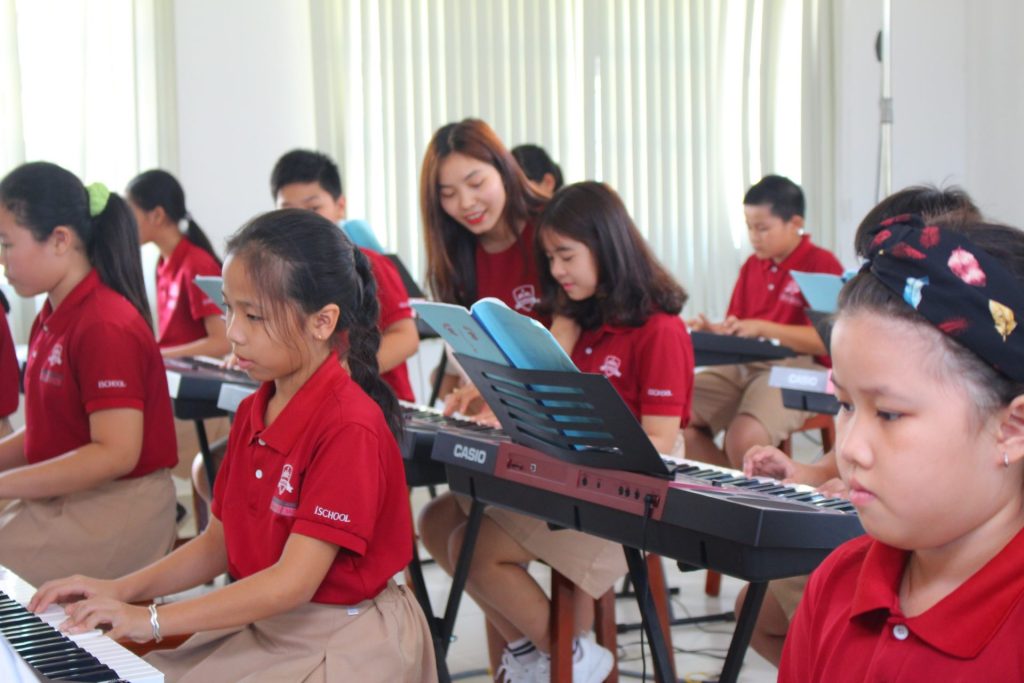 Chọn trường Công lập hay trường Quốc tế – Nỗi băn khoăn chưa bao giờ dứt