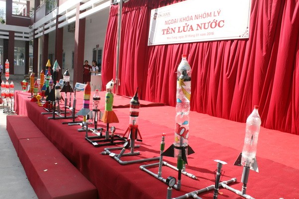 iSchool Nha Trang: hấp dẫn ngoại khoá tên lửa nước