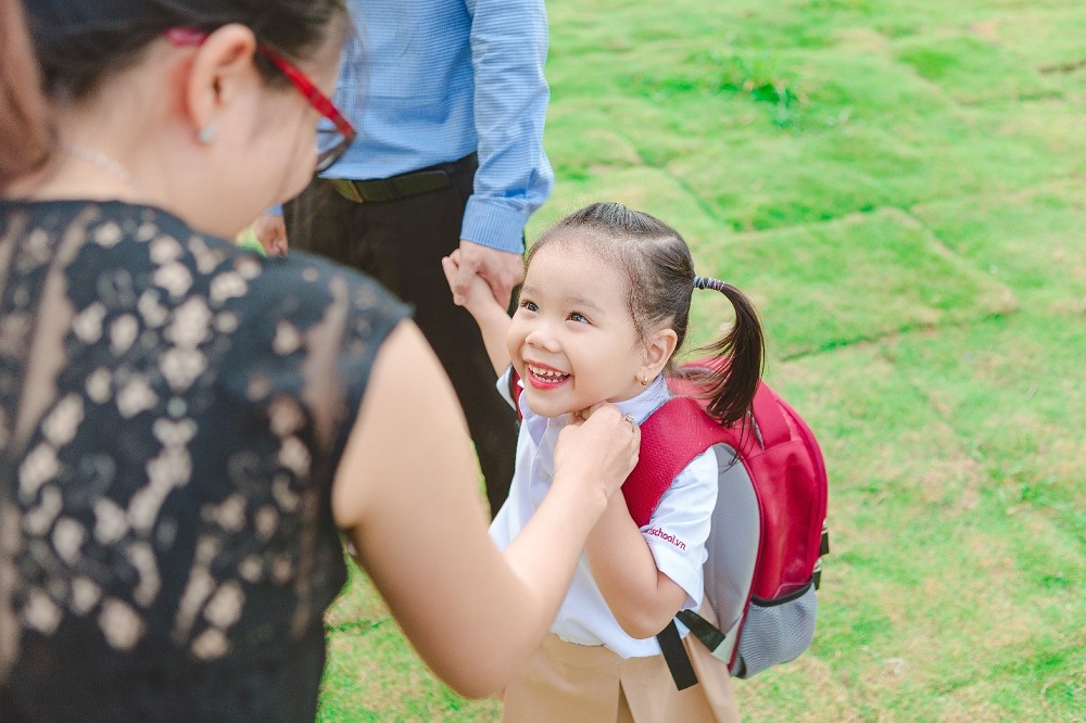 Ở nhà với ông bà, người giúp việc, hay đi học sớm? Và ý kiến của chuyên gia