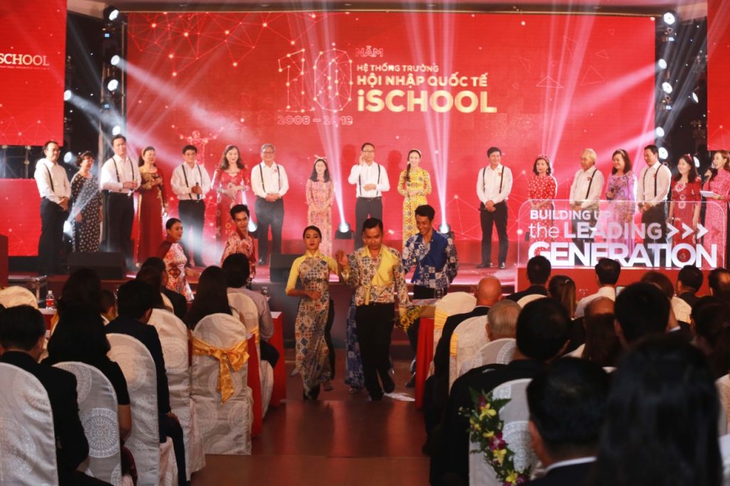 Thầy cô Hiệu trưởng iSchool cover “Ông bà anh” siêu dễ thương, thu hút cộng đồng mạng