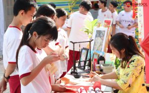 Gian hàng thư pháp cũng ấn tượng không kém