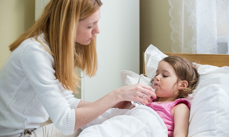 Cách sơ cứu khi trẻ xuất hiện dấu hiệu ngộ độc thực phẩm