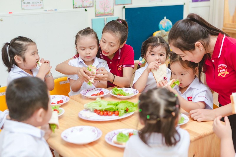 dạy cho bé cách tự ăn cơm