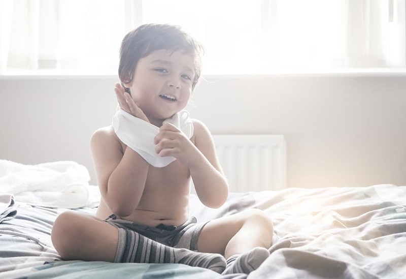 dạy kỹ năng sống cho trẻ 2 tuổi - tự thay đồ
