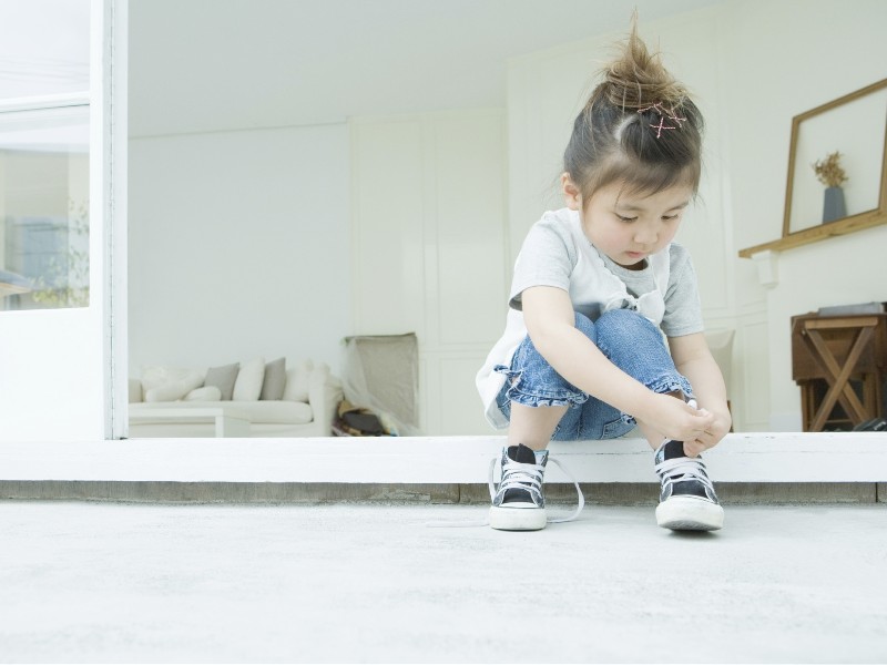 dạy kỹ năng sống cho trẻ 2 tuổi - tự đi dép