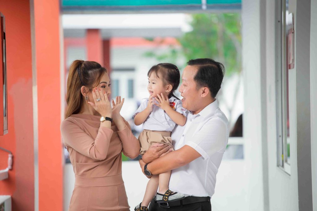 Giao con cho người giúp việc: Cha mẹ đang hạn chế sự phát triển của trẻ!