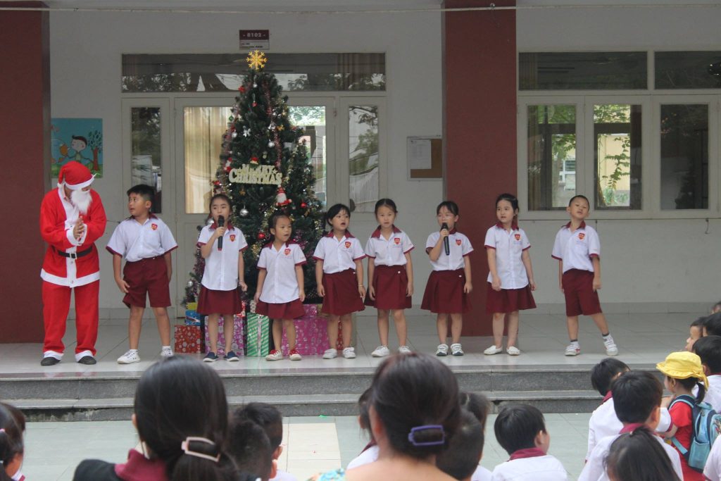 Học sinh lớp 1 iSchool Long An vui cùng ông già Noel ngày Giáng sinh