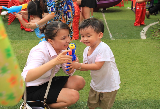 bố mẹ và trẻ chơi trò té nước trong dự án vòng quanh thế giới  ischool rạch giá