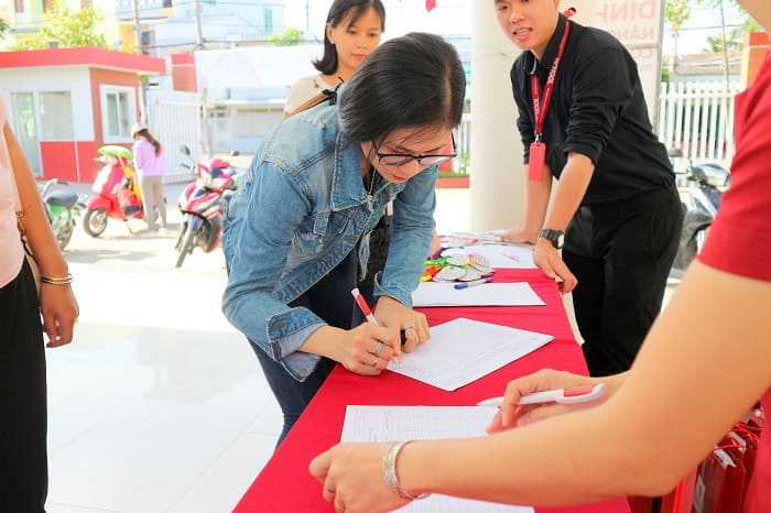 Phụ huynh đếm check in tham dự chương trình