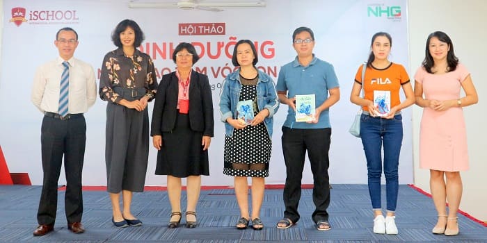 Ba phụ huynh có những câu hỏi hay nhất đặt cho chương trình, nhận phần quà từ BTC chương trình