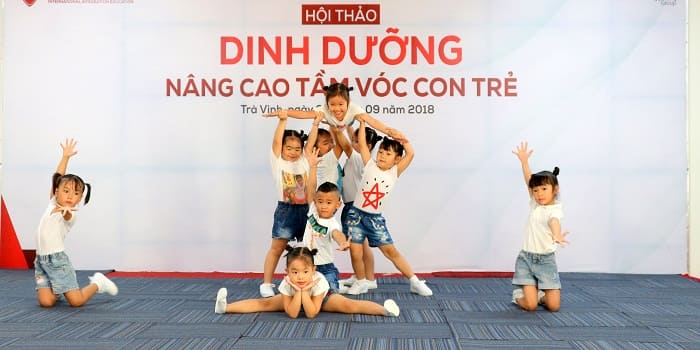 Tiết mục aerobic mở màn cho buổi hội thảo thêm sôi động