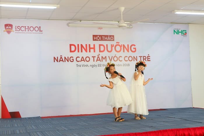 Proud of you - Bài hát tiếng Anh do hai bạn tiểu học biểu diễn