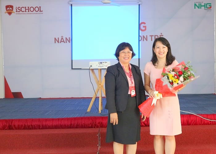 Đại diện nhà trường gửi đến Bs.Yến Thủy bó hoa thay lời cám ơn