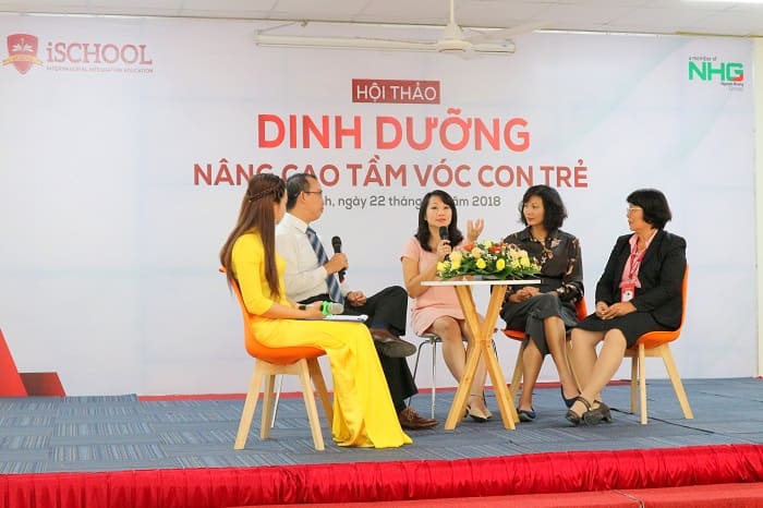 Quý khách mời trong phần tọa đàm, tương tác với phụ huynh