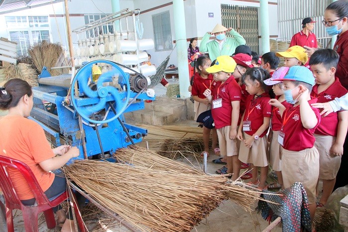 iSers Trà Vinh thăm làng nghề dệt chiếu Đức Mỹ – Càng Long