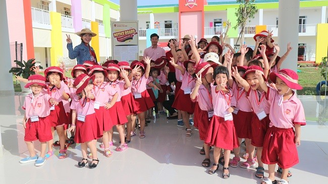 bé trải nghiệm thực tế vườn trái cây