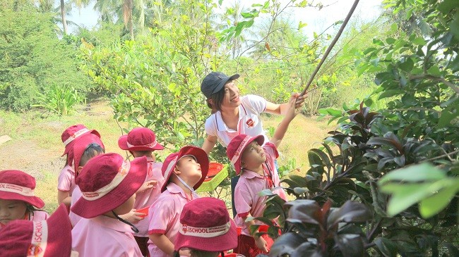 Mầm non iSchool Trà Vinh – bé trải nghiệm thực tế vườn trái cây