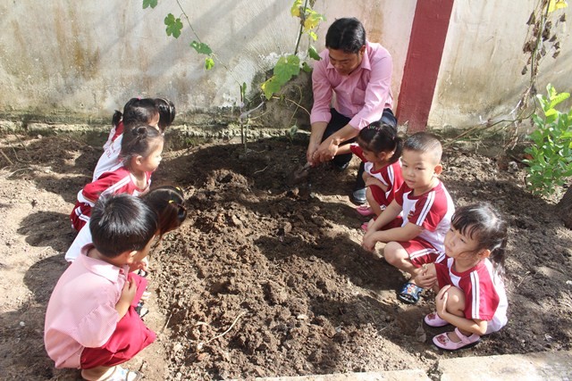 mùa hè nông trại mầm no ischool bạc liêu dạy trẻ xới đất