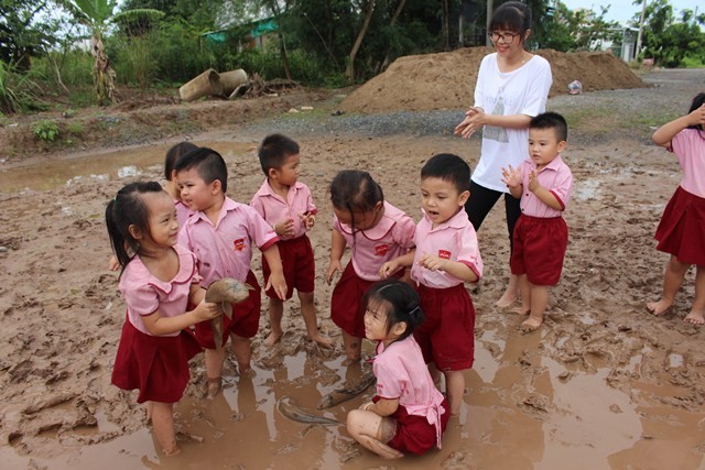 Mùa hè nông trại của các bé Mầm non iSchool Bạc Liêu dạy trẻ bắt cá