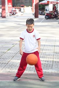 iSer làm quen với các động tác cơ bản của môn Bóng rổ