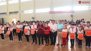 iSchool Sóc Trăng nhận cờ lưu niệm từ lãnh đạo địa phương