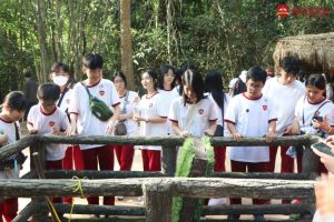 iSers tham quan các hiện vật lịch sử tại Địa đạo Củ Chi