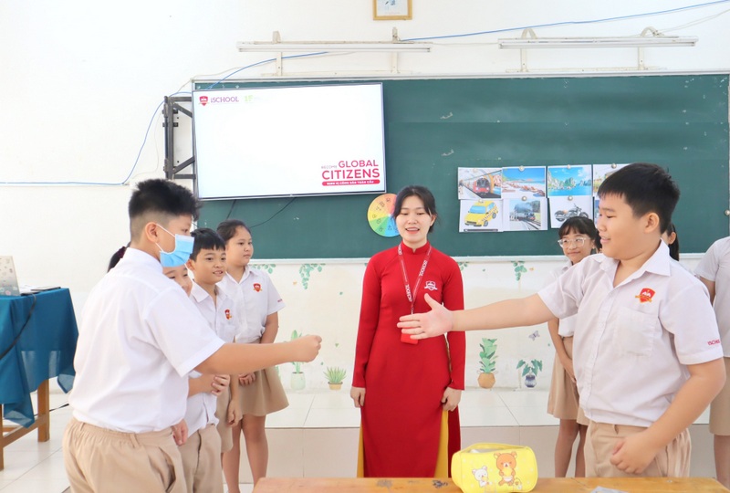 iSCHOOL LONG XUYÊN: CHƠI VUI HỌC GIỎI CÙNG ENGLISH CLUB