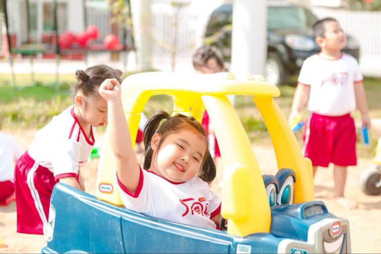 hiếu động là một trong những tính cách khả năng của trẻ 5 tuổi