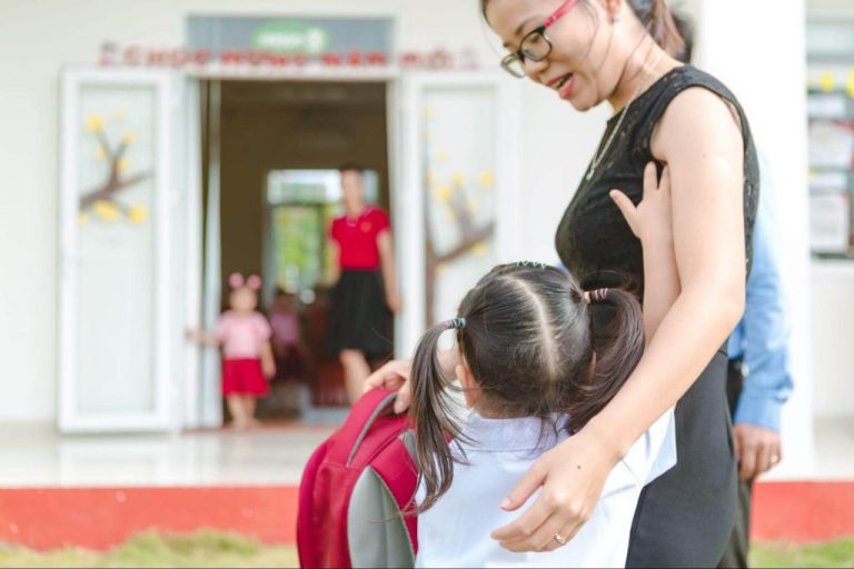 nhút nhát là một trong những tính cách khả năng của trẻ 5 tuổi