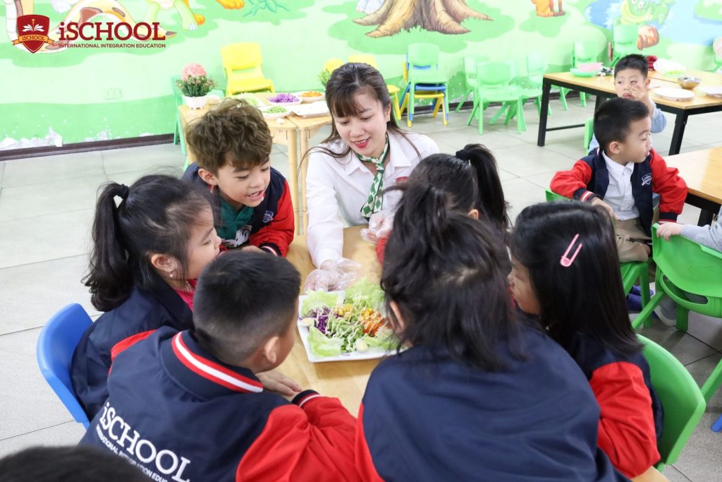 iSCHOOL CẨM PHẢ – CÙNG NHAU LÀM SALAD TRỘN