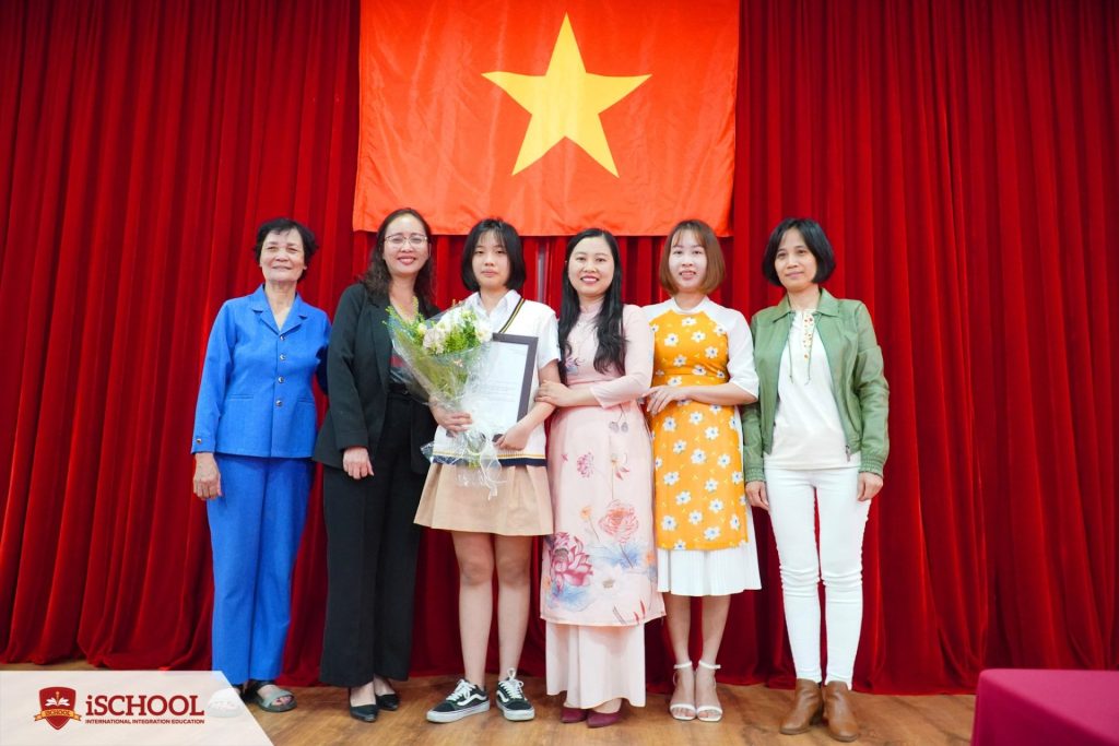 Đại diện tại Đông Nam Á của Trường đại học YSU (Mỹ) trao học bổng cho em Phạm Xuân Tùng Chi