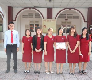 Khen thưởng giáo viên tổ Tiếng Anh