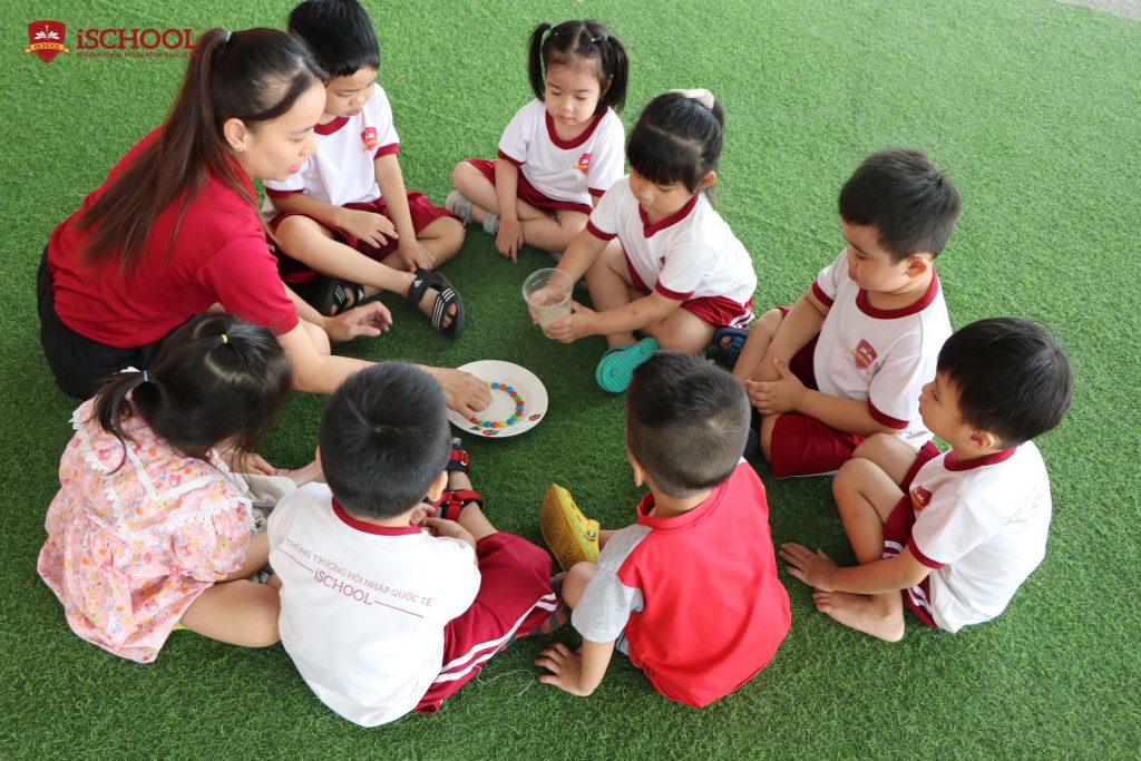iSchool Bạc Liêu: Thí nghiệm viên kẹo cầu vồng