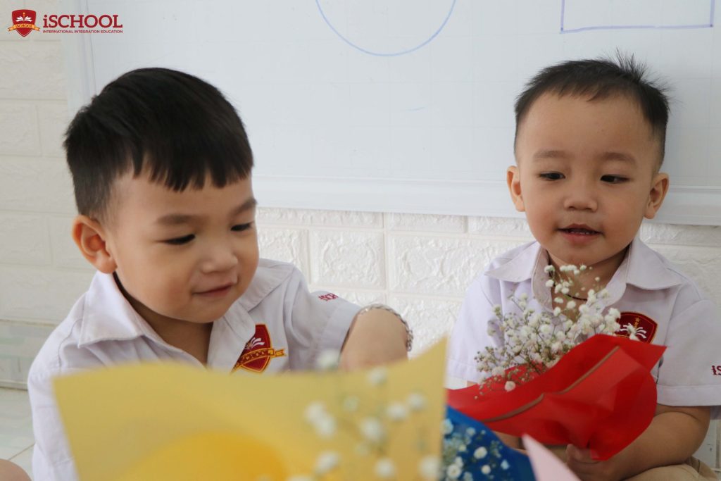 iSchool Bạc Liêu: Làm quà tặng bạn nữ của lớp ngày 08/3