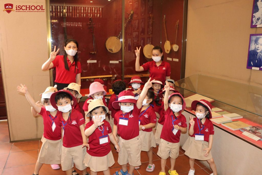 iSchool Bạc Liêu: Bé tham quan khu tưởng niệm cố nhạc sĩ Cao Văn Lầu