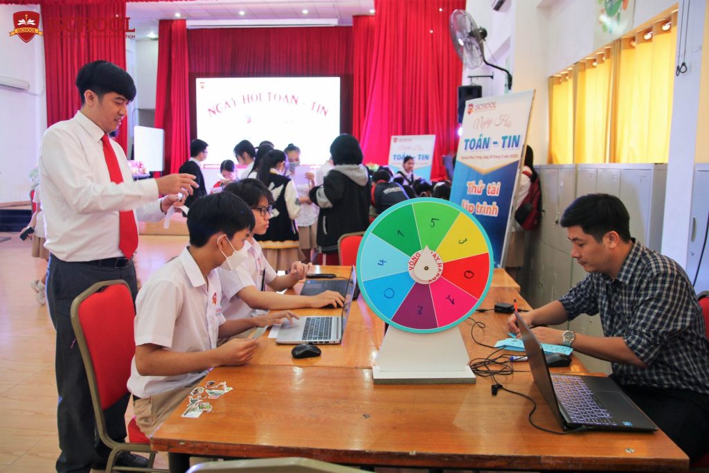 iSchool Nha Trang: Ngày hội Toán – Tin, iSers học mà chơi – chơi mà học