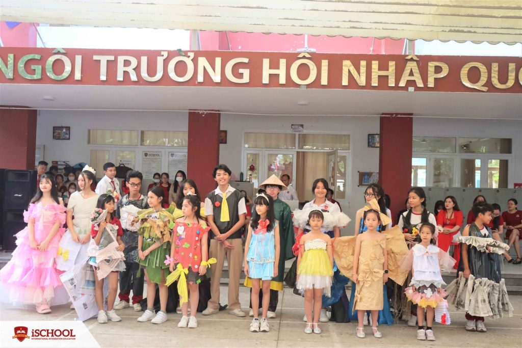 Trình diễn thời trang tái chế bảo vệ môi trường tại iSchool Long An