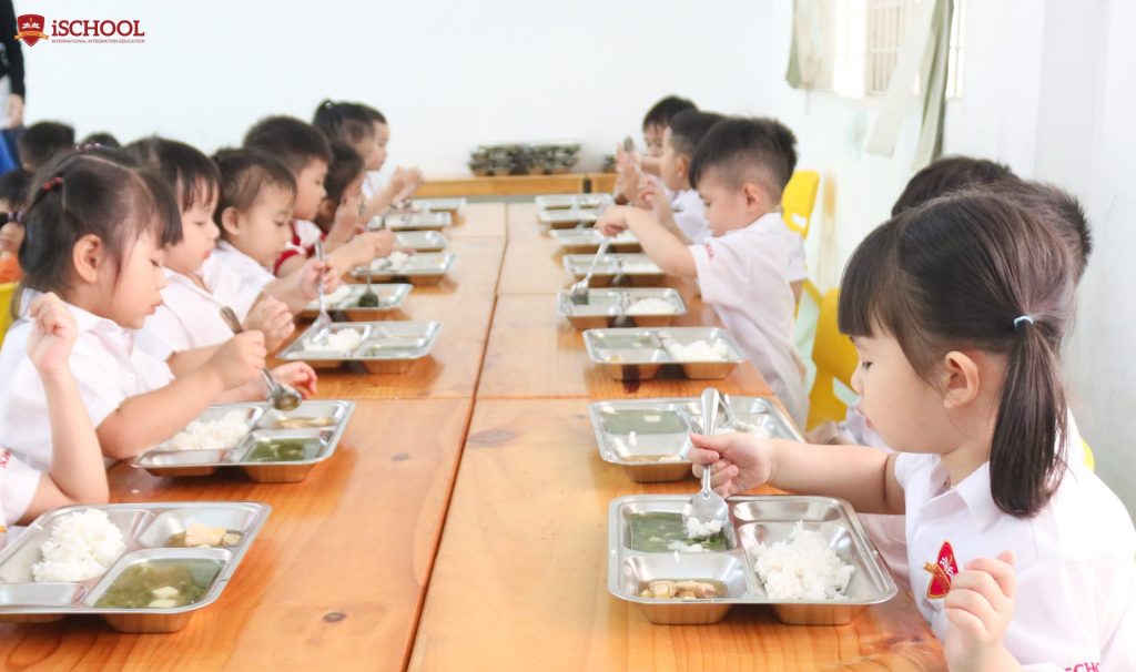 iSers rèn luyện kỹ năng xúc cơm bằng 3 ngón tay