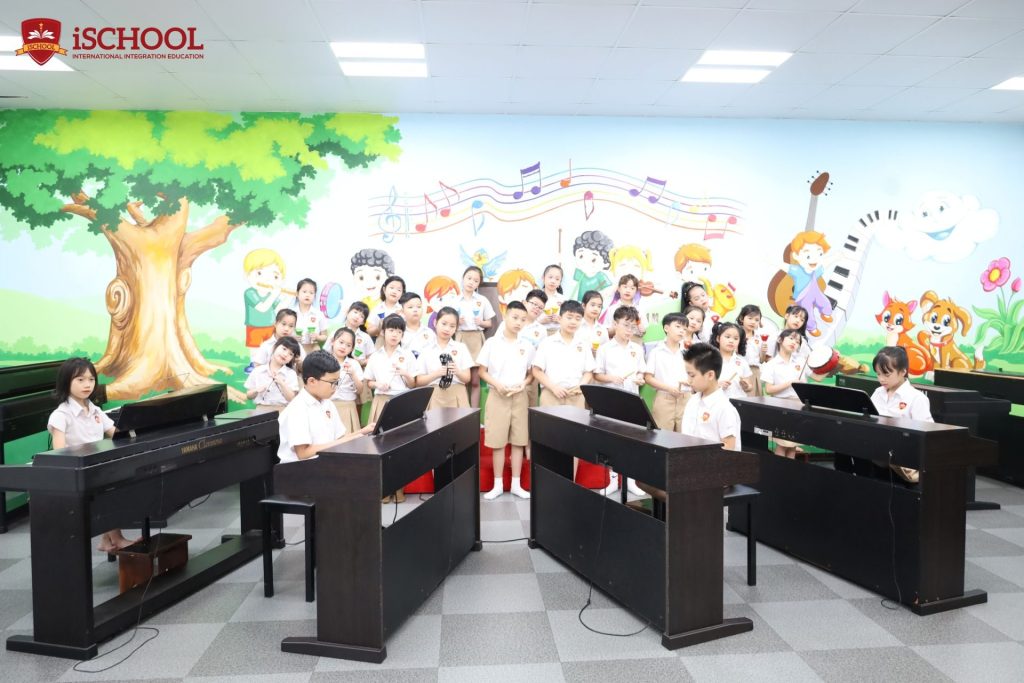 HÉ LỘ HẬU TRƯỜNG ĐẦY QUYẾT TÂM CỦA iSERS CẨM PHẢ CHUẨN BỊ iSCHOOL AMAZING PERFORMANCE 2023!
