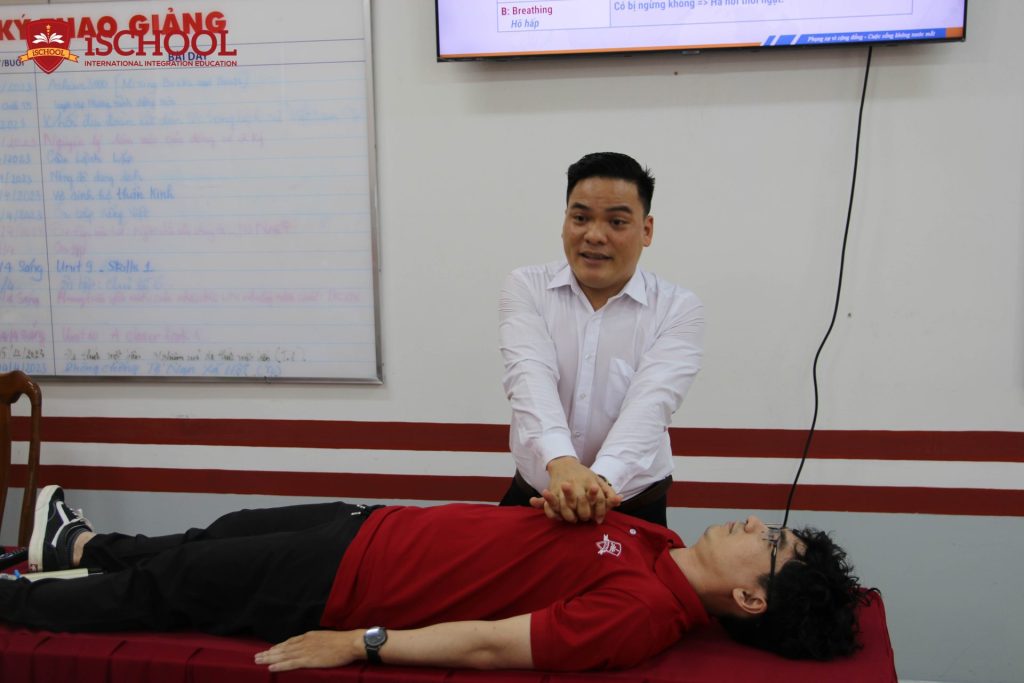 iSchool Nha Trang: Tập huấn phòng chống tai nạn thương tích trẻ em