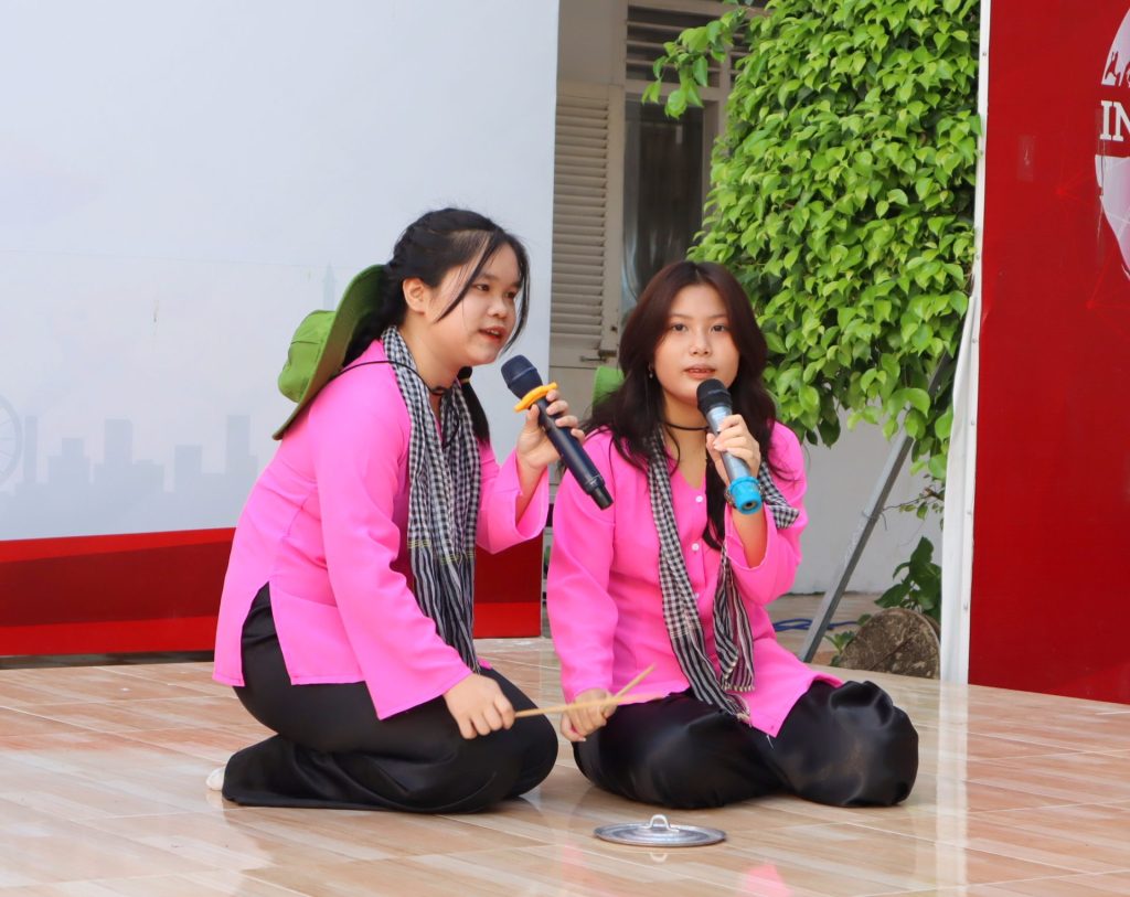iSCHOOL LONG XUYÊN: RỘN RÀNG HỘI THI “EM YÊU CA KHÚC CÁCH MẠNG”
