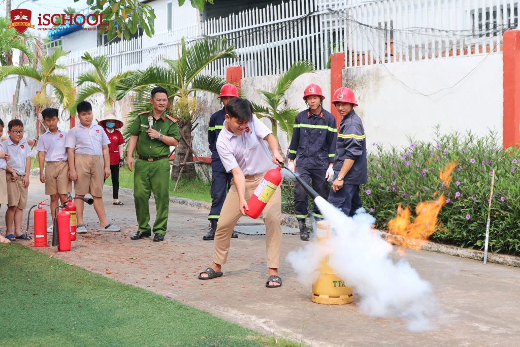 iSchool Rạch Giá tuyên truyền PCCC & thực hành sử dụng bình chữa cháy